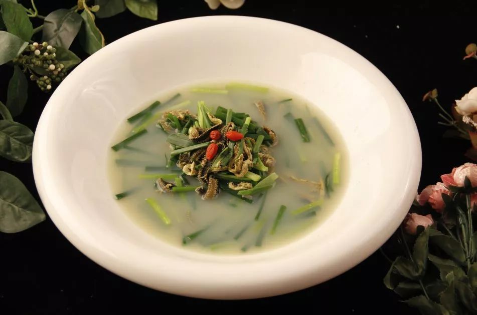 为了"下酒菜",海蜈蚣和酸菜混搭挺不错的,还可以做"蒜