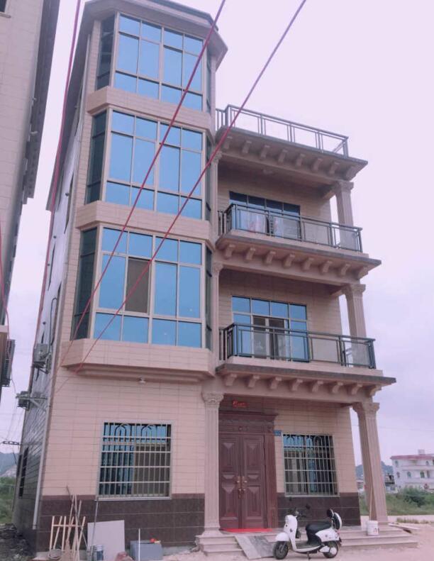 四层自建房的外观,设计上也是花了心思的,柱子和玻璃幕墙的使用显得