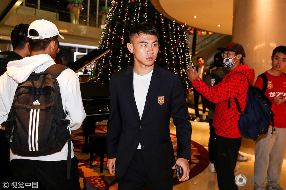 国足机场集结奔赴多哈 王大雷湖人球衣亮眼