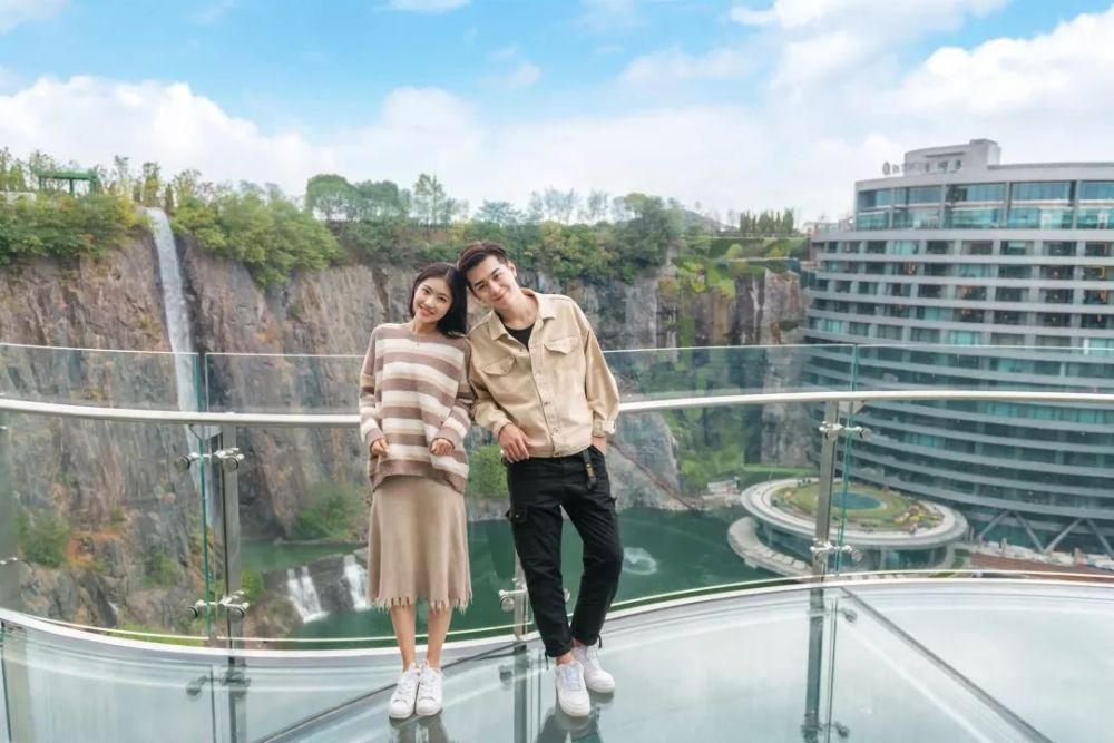 上海新开一家深坑秘境游乐园 玩转玻璃栈道和