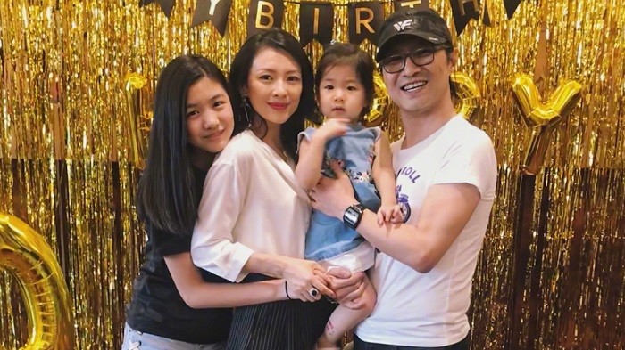 章子怡晒自己与女儿对比照,醒醒学起妈妈来简