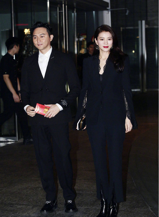 杨千嬅袁咏仪同日撞衫同款V领西装,一个性感优