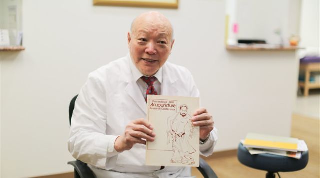 快来围观白宫"针灸之王"田小明为美女记者施针