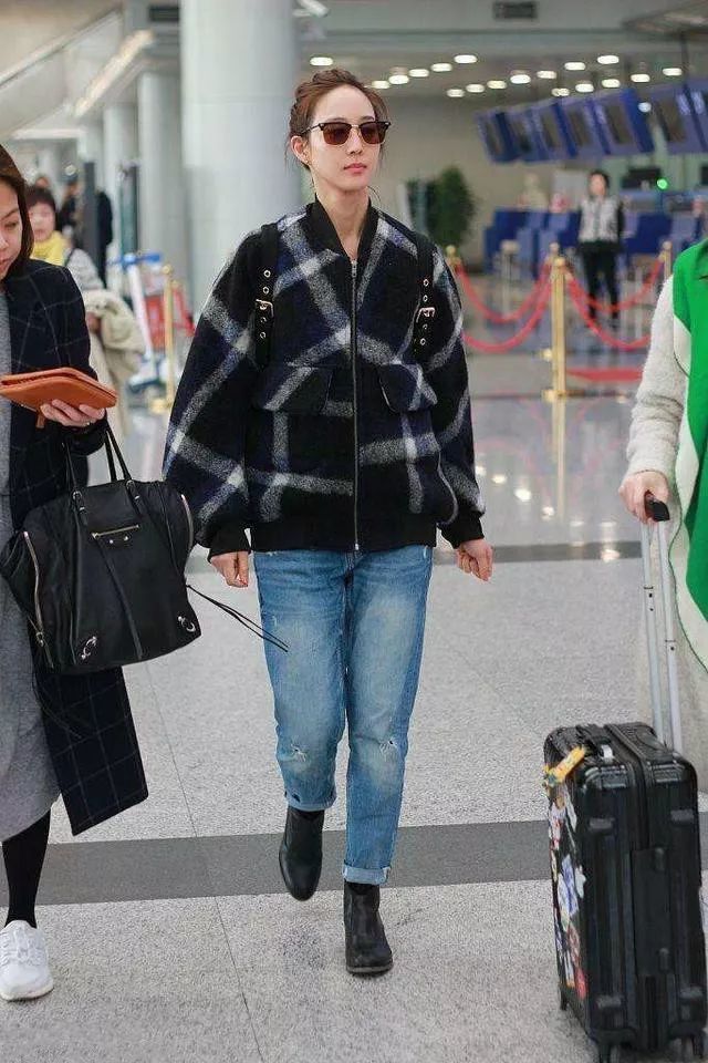 张钧甯机场秀 装扮休闲似女大学生 爱穿牛仔裤爱素颜