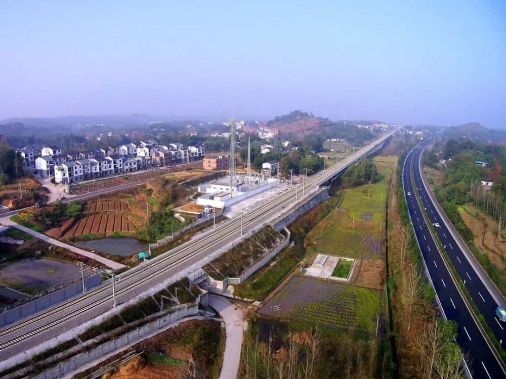 横贯和林镇境内的渝万铁路和渝宜高速 加快推进建设梁平至开江