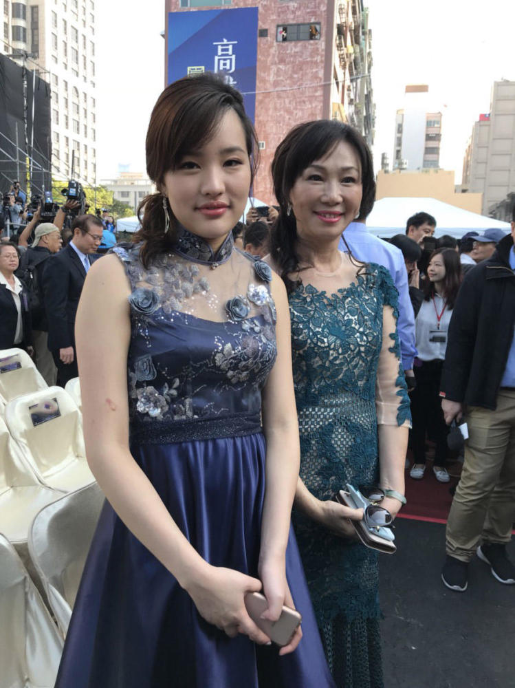 韩国瑜就职演说 台下民众都在和他女儿合影