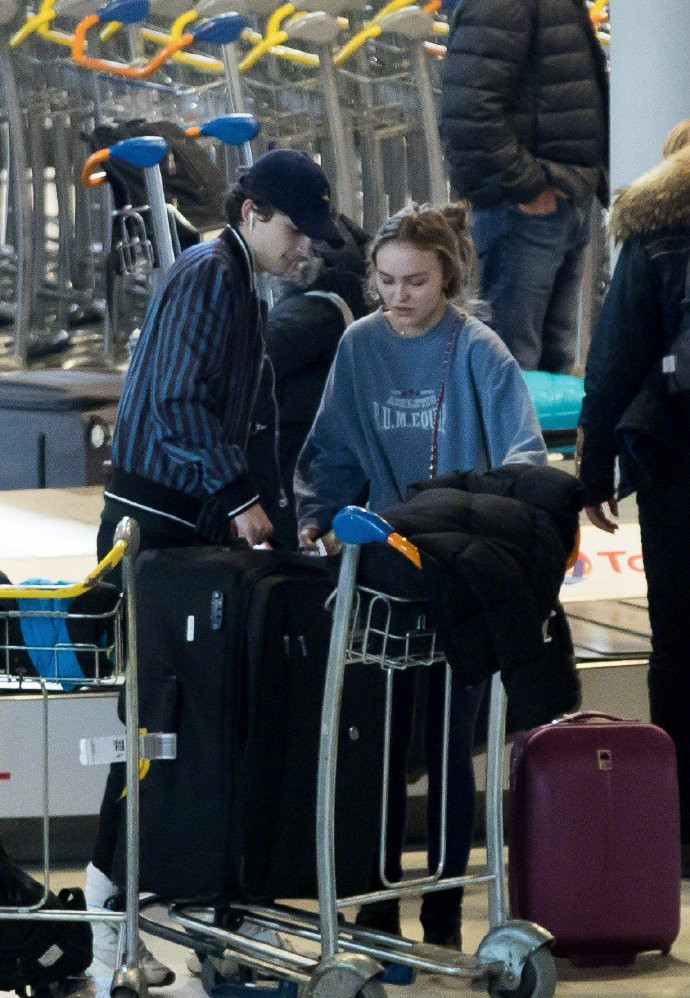 德普女儿和男友甜茶巴黎约会,有说有笑疑似见过父母