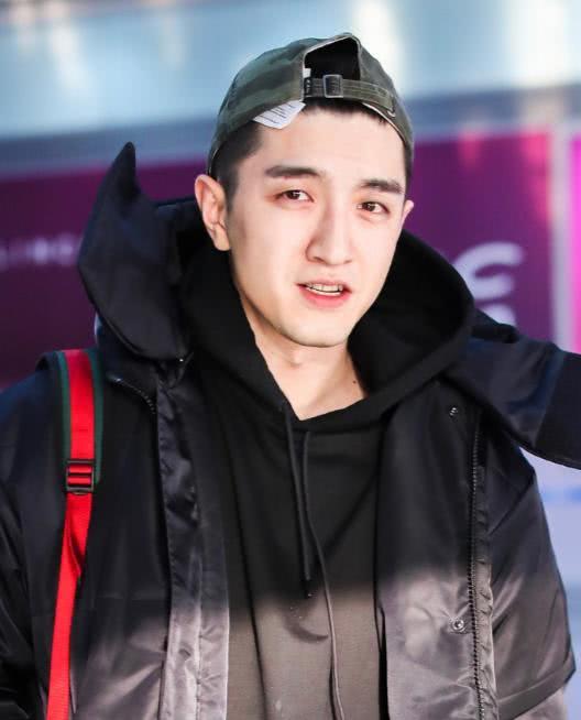 金瀚"素颜"现身机场,没想到有那么多粉丝接机,幸好颜值抗打