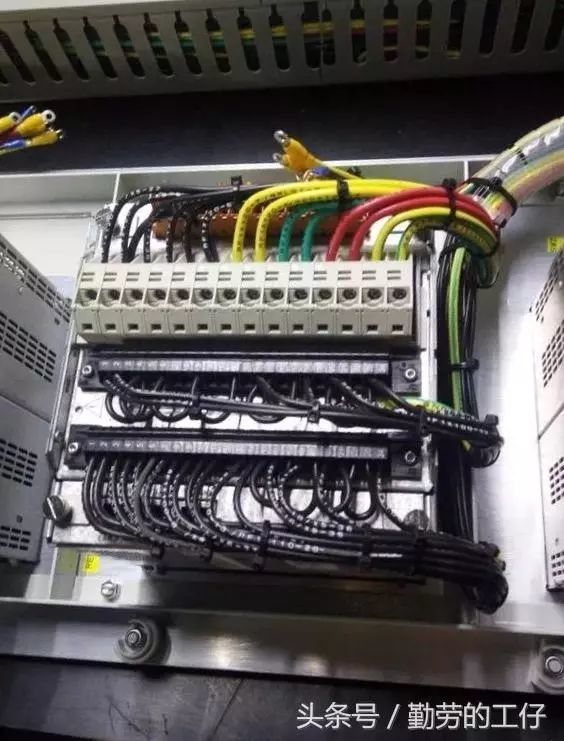 配电柜的线缆,错综复杂,每,条线缆连接在不同的元器件单元上,其作用各