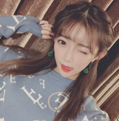 快手小伊伊直播秀腿,美得移不开眼睛,网友:牌牌琦知道吗?