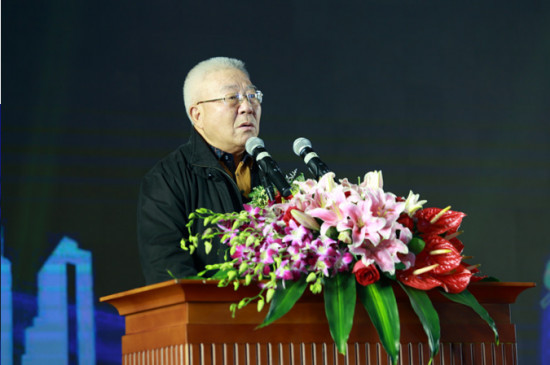 首先,我会会长王开庆致欢迎辞,对莅临本次庆典的各位嘉宾及朋友表示