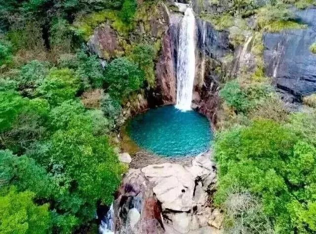 樓臺山溪流河水形成峽谷,深潭,奇石,飛瀑幾十處,號稱