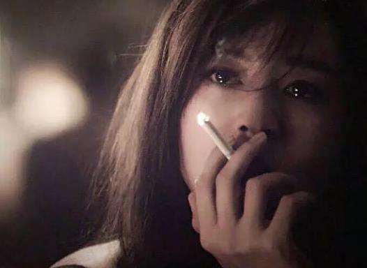 最难忘的还是她在《无双》中含泪抽烟的镜头,堪称银幕经典,真的是非常