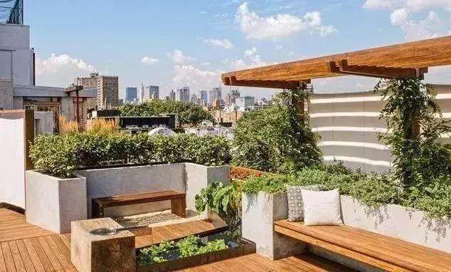 邻居在屋顶建花坛水池致自家墙壁受损如何追责