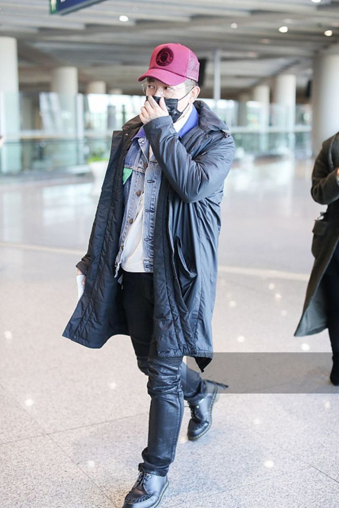 胡海泉穿黑色大衣配黑色长裤现身 摘下口罩歪头卖萌亲和力十足