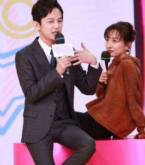 何炅重锤吴昕单身原因,吴昕泡脚化妆的背后,吴爸爸流泪!