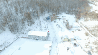 手握冰镐，他们为火车“开道”