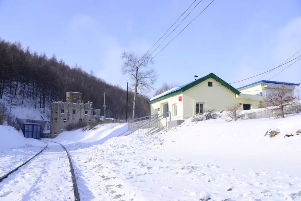 手握冰镐，他们为火车“开道”