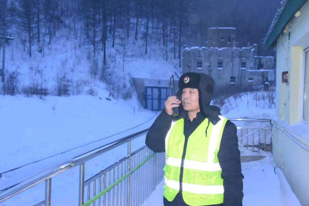 手握冰镐，他们为火车“开道”