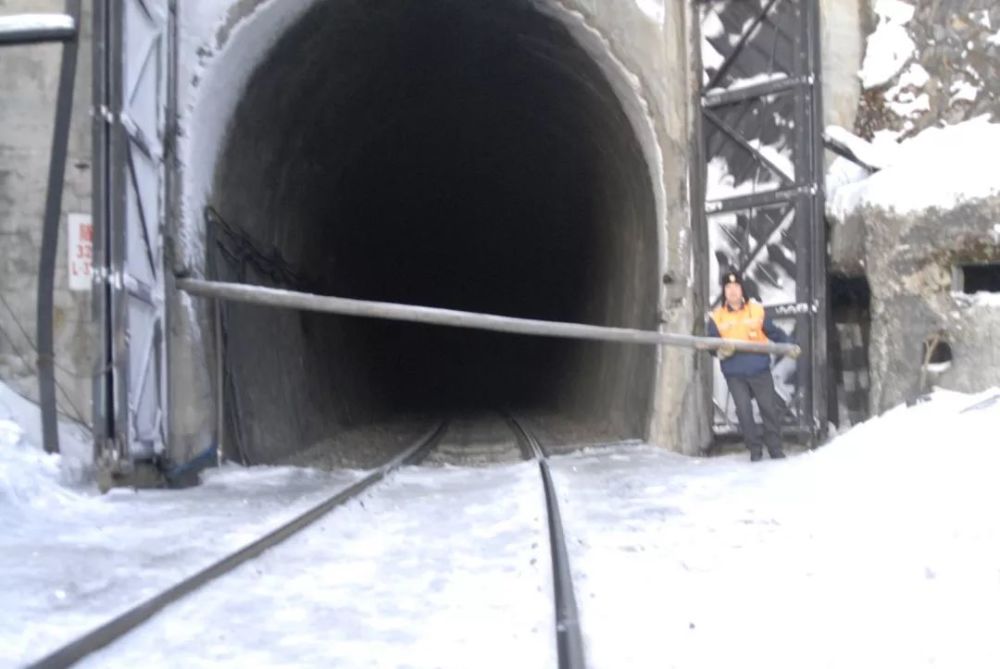 手握冰镐，他们为火车“开道”