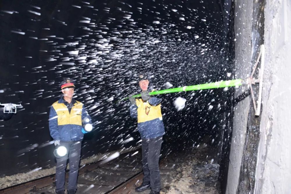 手握冰镐，他们为火车“开道”