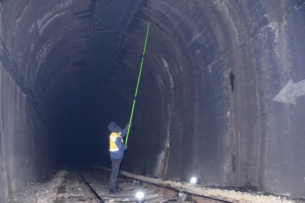 手握冰镐，他们为火车“开道”