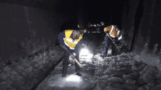 手握冰镐，他们为火车“开道”