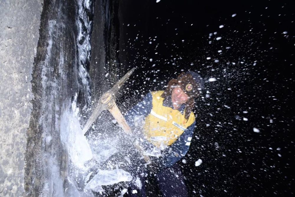 手握冰镐，他们为火车“开道”