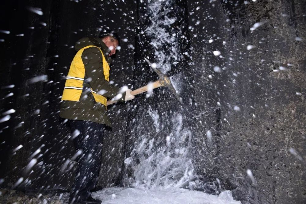 手握冰镐，他们为火车“开道”