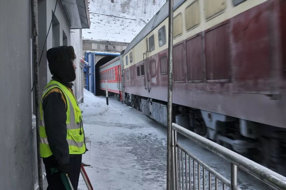 手握冰镐，他们为火车“开道”