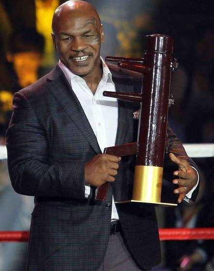 52岁拳王泰森,参加活动跪地被揍,却感动一圈网友:越老越善良