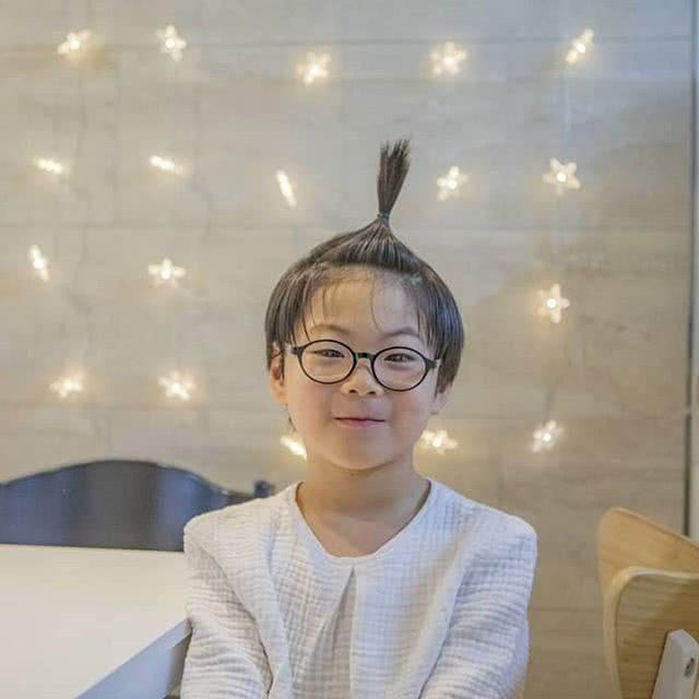 宋家三胞胎近照超可爱头顶扎小揪揪表情乖萌