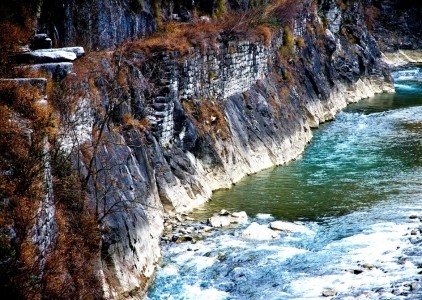 这股盐泉从宝源山流淌出来,已有四五千年.