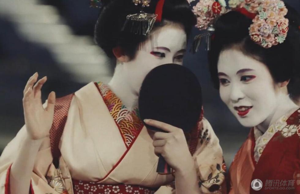 尽管身着繁复的服装,并且化着浓妆,但两位女乒选手依旧实力不俗.