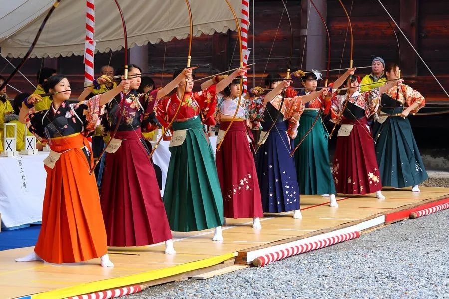 新年伊始,这座日本最长的佛殿前,一群年轻人跃跃欲试着拉弓射箭