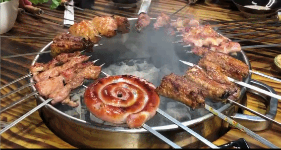 颇有一种在参加火把节的感觉那么多食材围成一个圈这种烤肉就是要围绕