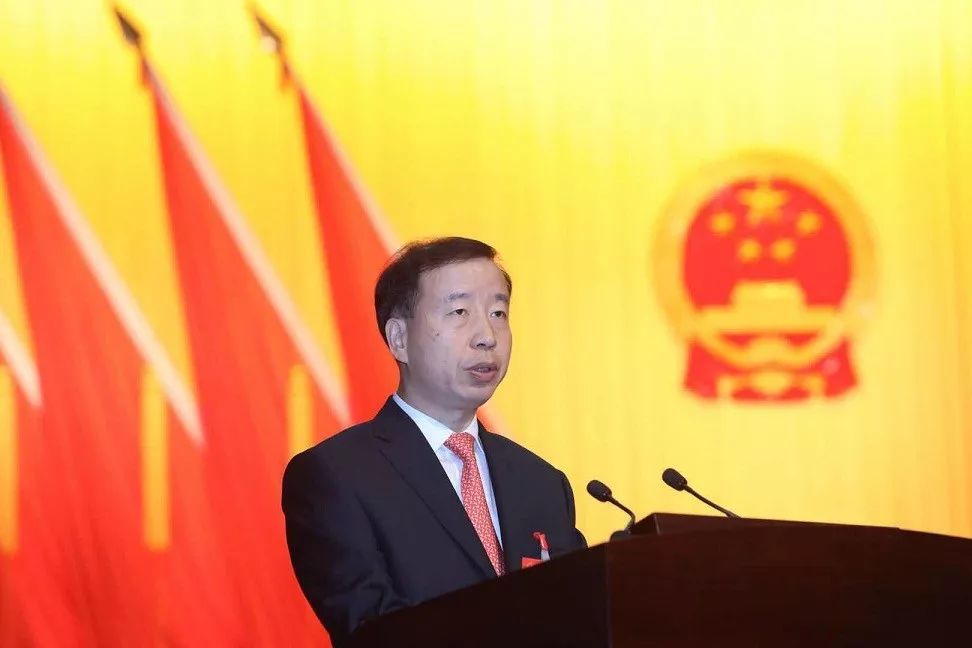 市委副书记,市长肖亚非向大会作政府工作报告.