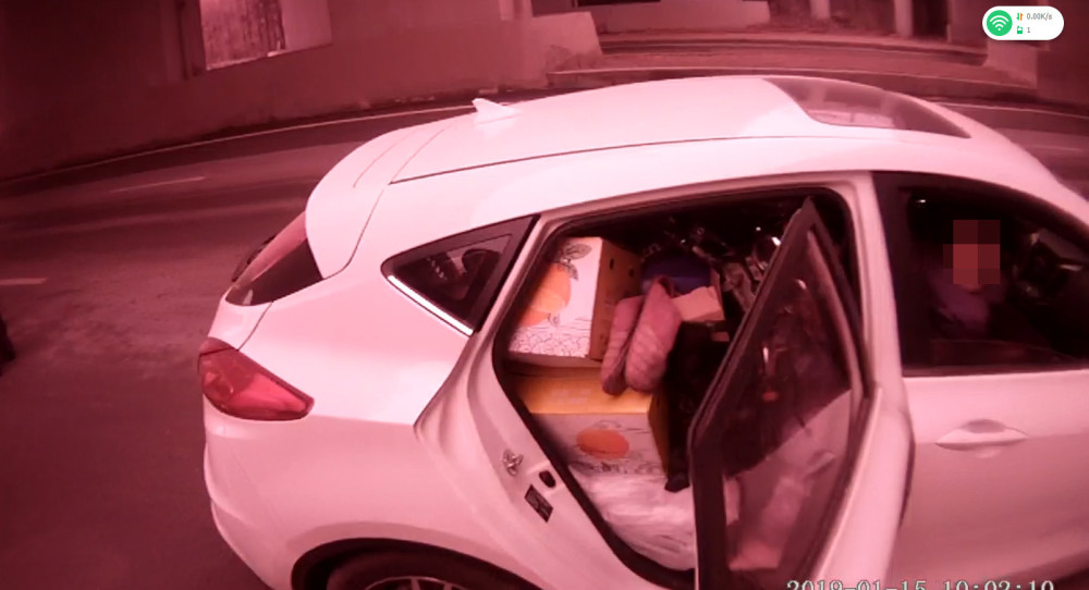 担心东西被偷 男子往车里塞摩托车和家用物品