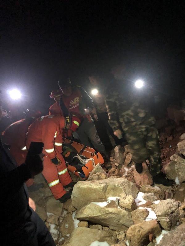 平度一女驴友摔伤被困悬崖,消防小哥哥为救人使出"攀岩"绝技