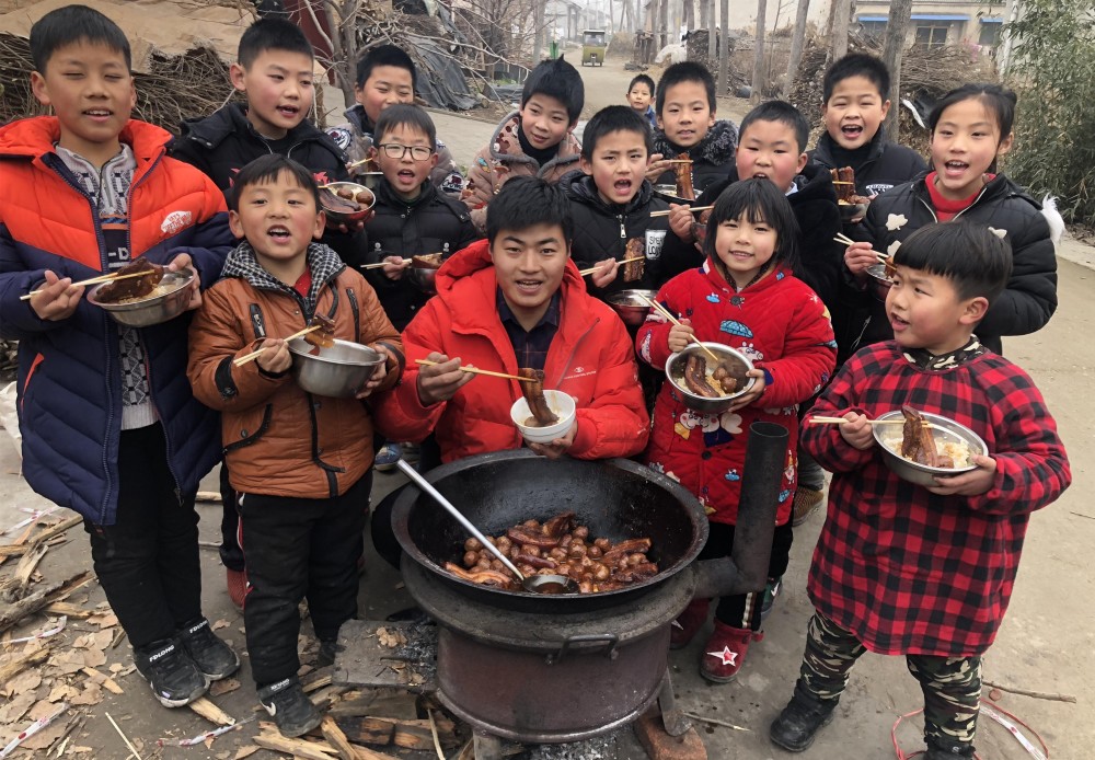 90後小夥不當保安回村做大鍋飯,年入60萬全村免費吃