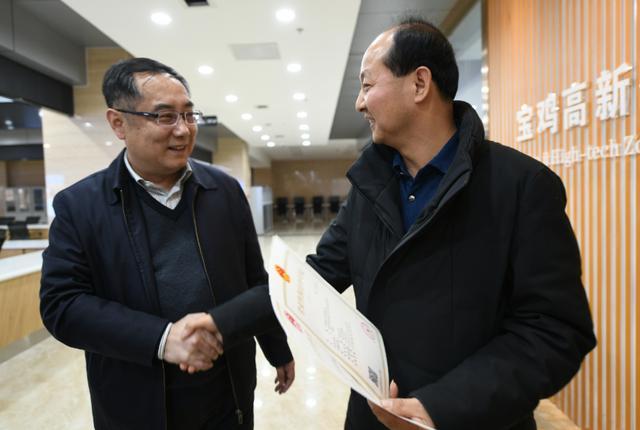 一枚印章管审批高新区行政审批服务局发出首张许可证