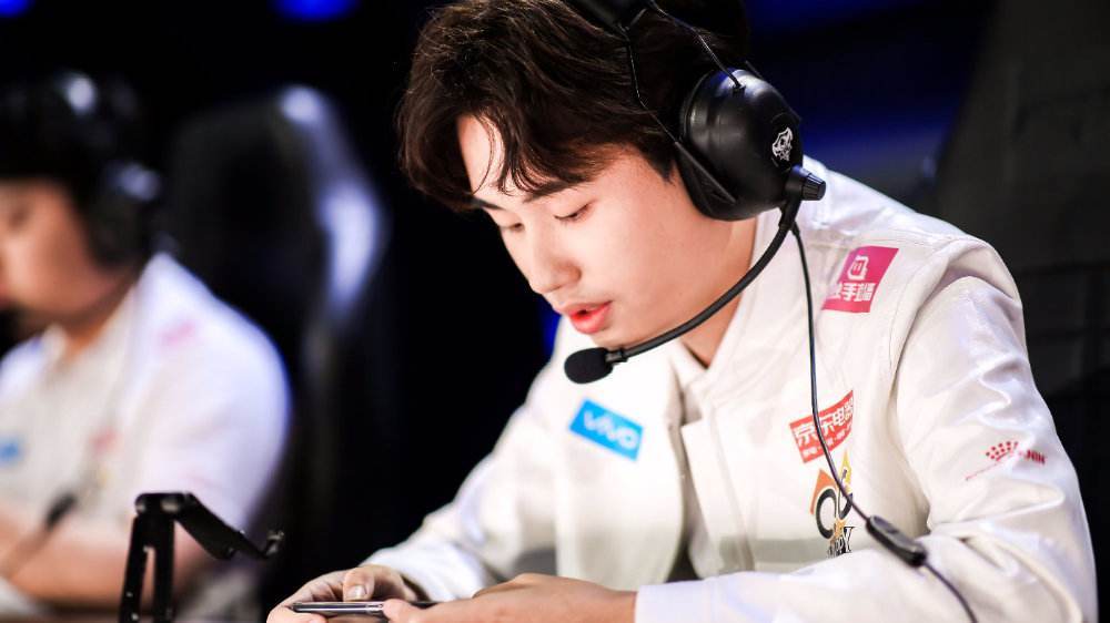 qg运营花落被指"笑面虎",猫神直播间大怒,曾劝诫fiy转会