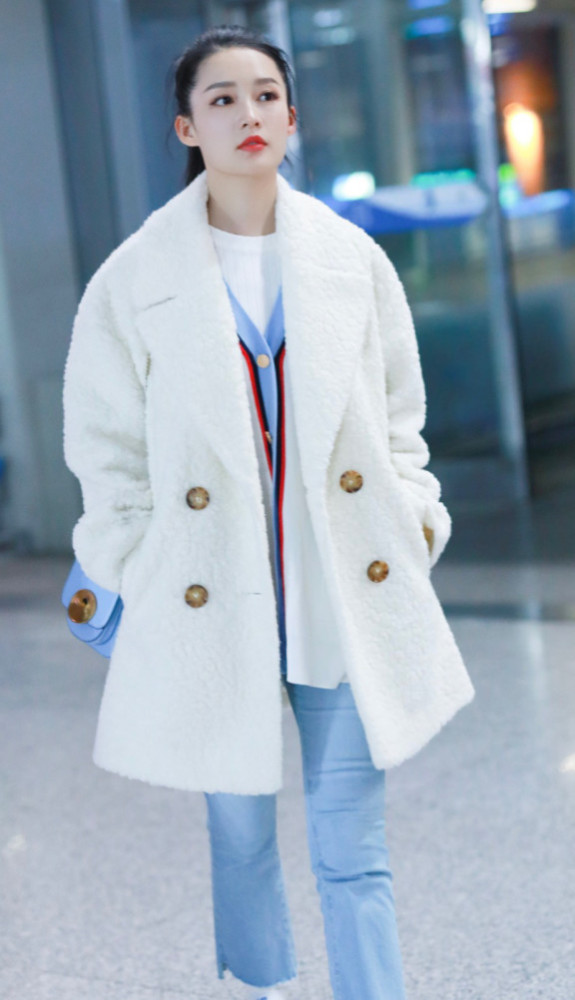 李沁的人字拖高跟鞋亮了