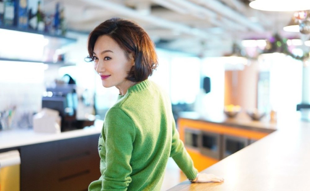 59岁的惠英红波波头惊艳 至少年轻了20岁