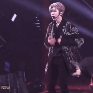 要说也不怪袁立会怼,有些舞台表现确实有些用力太猛了,蔡徐坤这一张