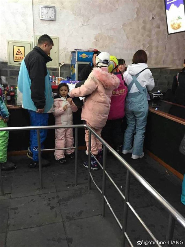 知情人曝李小璐将借甜馨复出,在微博评论区和