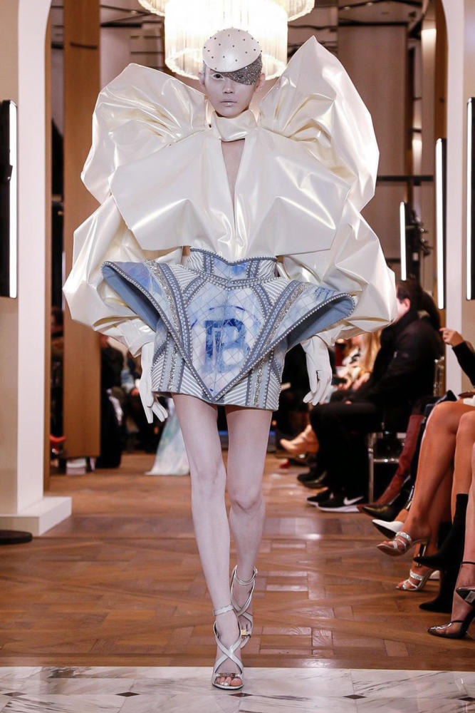 奚梦瑶、戚薇同现高定秀,造型太狠,一个白成纸