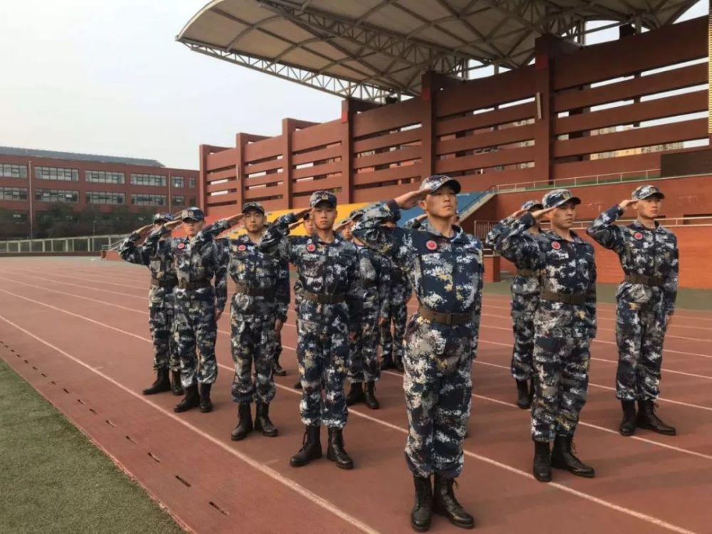 帅气!航空班"优秀学员"徽章与迷彩服更配哟