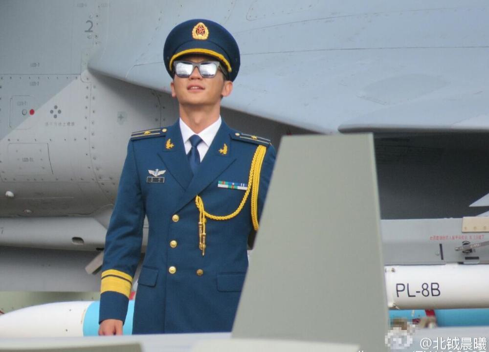 佟丽娅李晨现身珠海航展穿军装英姿飒爽帅气难挡