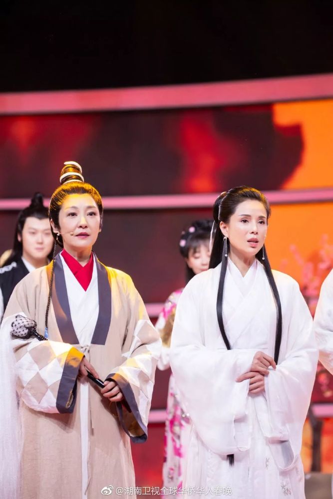 李若彤扮演的小龙女,雪梨扮演的李莫愁,吕颂贤扮演的令狐冲,樊少皇
